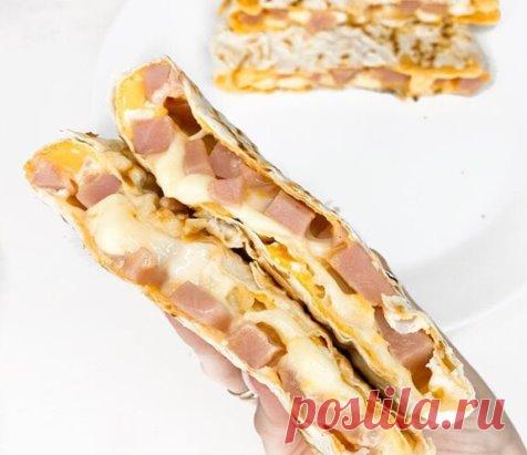 Яичница в лаваше с начинкой! Всего из 4-х ингредиентов 
Вкусный и оригинальный вариант завтрака для всей семьи
⠀
Для приготовления 1 порции нам понадобятся:
️2 яйца;
️лаваш армянский ~ 50 грамм;
️сыр ~ 30-40 грамм;
️ветчина ~ 40 грамм ( вместо неё можно взять и другие ингредиенты. Например помидор или болгарский перец, получается тоже очень вкусно 🏻).
⠀
Приготовление:
Яйца взбиваем в миске, добавляем соль/специи по вкусу. Начинку режем на мелкие кусочки ( в моем случае- это ветч