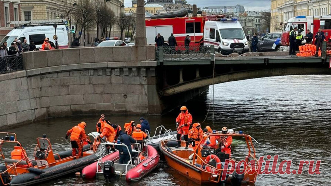 МЧС рассказало о спасении людей из упавшего в реку автобуса в Санкт-Петербурге. Более 60 специалистов МЧС России участвуют в спасательных работах после ДТП с автобусом, который упал в реку в Санкт-Петербурге. Об этом сообщило МЧС РФ в Telegram-канале. Пассажирский автобус пробил ограждение Поцелуева моста и упал в ...