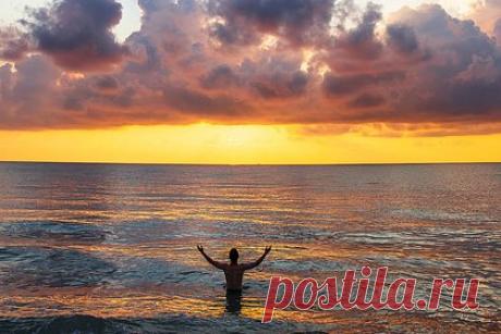 Священник пообещал выгнать бедных из рая. Высокопоставленный католический священник из Уганды Поль Семогерере объявил, что люди неправильно поняли Евангелие, и пообещал выгнать бедных из рая. В 2021 году его благословил на служение папа римский Франциск. Семогерере заявил, что христианам следует использовать данные им свыше таланты, чтобы выбраться из нищеты.