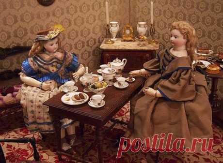 Рождественский банкет для старинных кукол