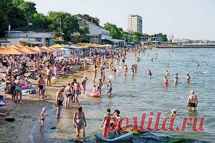Блогер показал фото женщин в купальниках в столовой Крыма и вызвал споры в сети. Российский тревел-блогер показал фото, на котором женщины в купальниках стоят у витрины с едой в столовой Крыма, и вызвал споры пользователей сети. Он пояснил, что, с его точки зрения, аппетит будет лучше, если во время еды перед глазами не будут ходить люди в трусах. Тем временем комментаторы разошлись во мнениях.
