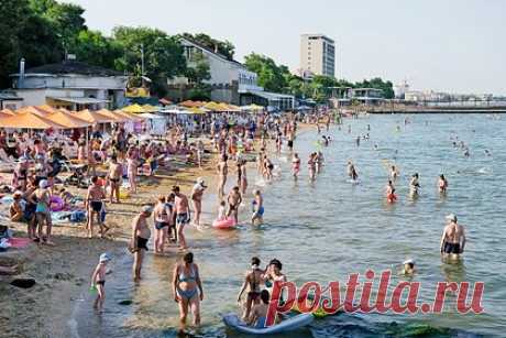 Блогер показал фото женщин в купальниках в столовой Крыма и вызвал споры в сети. Российский тревел-блогер показал фото, на котором женщины в купальниках стоят у витрины с едой в столовой Крыма, и вызвал споры пользователей сети. Он пояснил, что, с его точки зрения, аппетит будет лучше, если во время еды перед глазами не будут ходить люди в трусах. Тем временем комментаторы разошлись во мнениях.