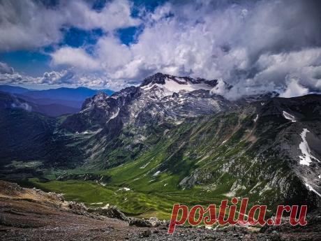 Гора Фишт видна с вершины горы Оштен, Западный Кавказ, Россия. Красивейшие места мира фото с названиями. #путешествия #горы #природа #Россия #Кавказ #Оштен #Фишт #красота
Просматривайте этот и другие пины на доске горы пользователя Анатолий Загрядский
Гора Фишт – одна из самых высоких вершин Северного Кавказа.
Фишт является самой большой каменной горой в России и второй по высоте горой Европы.
Высота горы Фишт - 2866 метров.
