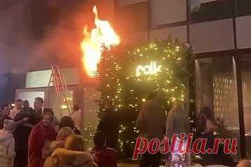 На Цветном бульваре в Москве загорелся ресторан. В Москве загорелся ресторан на Цветном бульваре. Из здания эвакуировали посетителей. Об этом сообщает ТАСС со ссылкой на экстренные службы. По информации агентства, с первого этажа идет густой черный дым. На месте работают специальные службы.