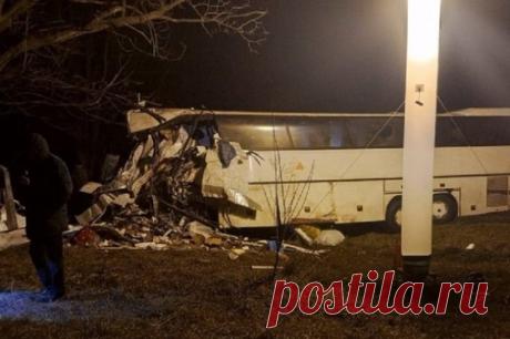 «Мгновенная смерть». В ДТП фуры и автобуса Москва-Нальчик погибло пятеро. В Краснодарском крае в ДТП с рейсовым автобусом Москва-Нальчик 28 января погибли 5 человек, пострадали 13. Среди погибших — два пассажира и водитель автобуса, пассажир и водитель грузовика.