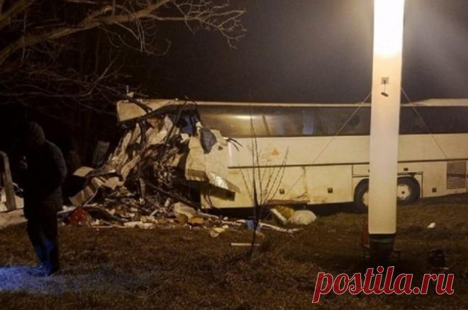 «Мгновенная смерть». В ДТП фуры и автобуса Москва-Нальчик погибло пятеро. В Краснодарском крае в ДТП с рейсовым автобусом Москва-Нальчик 28 января погибли 5 человек, пострадали 13. Среди погибших — два пассажира и водитель автобуса, пассажир и водитель грузовика.