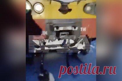 Появились первые кадры с места столкновения двух поездов в российском регионе. Появились первые кадры с места столкновения двух поездов в Ульяновской области. Видео публикует издание Baza. На опубликованных кадрах видны разбросанные по снегу металлические обломки, а также глубокие вмятины на локомотиве. В результате случившегося, по данным Shot, пострадали 25 человек.