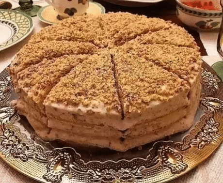 Сметанник. Вкусный и лёгкий в приготовлении тортик! 
Отличный и очень вкусный рецепт 
(сметана должна быть жирной, от 25% и выше) 
Перемешать 250 гр сметаны, 250 гр сахарного песка и 1 чайн. ложку соды (без горки). Добавить 3 стакана муки (примерно) и замесить тесто, долго не месить, оно должно быть не очень твёрдым. 
Разделить тесто на 5-6 кусочков. Раскатать первый кусочек в круглый корж и вырезать ровный круг (если нет специальной формы, то можно крышкой от кастрюли или сковородки) и выпекат