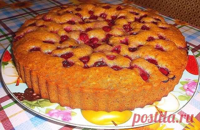 Продукты для этого пирога, найдутся в каждом доме.

Просто и вкусно!
Ингредиенты: 
— 1 стакан муки 
— 1 стакан кефира 
— 2 яйца 
— 0.5 ч. ложка соли 
— 1 ч. ложка соды 

Начинка: 

вишня, абрикос или несладкая начинка регулируя соль.

Приготовление: 

В кефир добавляем соду и оставляем минут на 5. Затем добавляем остальные ингредиенты и хорошо перемешиваем. 

Выливаем половину теста в форму, смазанную маслом и посыпанную мукой. 

Начинку выкладываем на неё вторую половину ...