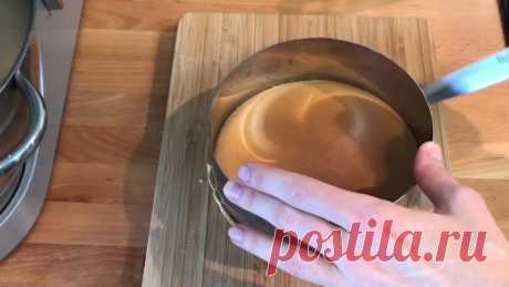 БЛИННЫЙ ТОРТ С МАСКАРПОНЕ И КЛУБНИКОЙ 

Торт из блинов. Раньше меня этот десерт смущал, если честно. Зачем мудрить и придумывать какие-то торты из блинов, думала я. Напек блинов — ешь и радуйся! А торт — это совсем другая тема, которая с блинами никак не вяжется)))) 

Долго я так думала в своем стереотипном мышлении, пока… 
Пока ребенок не попросил сделать ему блинный торт. Ну очень просил. Несколько раз и трогательно. 

Тогда я села, подумала какое блинное тесто лучше под...