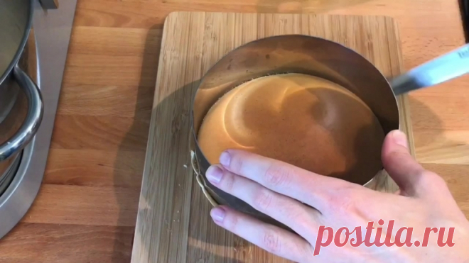 БЛИННЫЙ ТОРТ С МАСКАРПОНЕ И КЛУБНИКОЙ 

Торт из блинов. Раньше меня этот десерт смущал, если честно. Зачем мудрить и придумывать какие-то торты из блинов, думала я. Напек блинов — ешь и радуйся! А торт — это совсем другая тема, которая с блинами никак не вяжется)))) 

Долго я так думала в своем стереотипном мышлении, пока… 
Пока ребенок не попросил сделать ему блинный торт. Ну очень просил. Несколько раз и трогательно. 

Тогда я села, подумала какое блинное тесто лучше под...