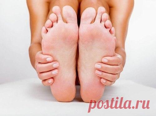 ПЯТОЧКИ КАК У МЛАДЕНЦА!
Понадобится:
10 таблеток аспирина 
250 г водки
Аспирин растереть в порошок, и залить водкой. Поставить в темное место на 1-2 суток. 
Взять марлю, намочить в полученном настое и приложить к пяткам. Обернуть полиэтиленом и надеть носки. 
Процедуру желательно проводить на ночь. Утром все снять, и ополоснуть ноги теплой водой, вытереть и смазать питательным кремом.