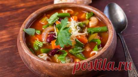 Удивите своих домочадцев легким овощным супом под названием «Минестроне». Речь идет о блюде итальянской кухни. Его традиционно готовят из бобов, лука, сельдерея, моркови и томатов.