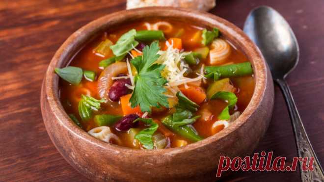 Удивите своих домочадцев легким овощным супом под названием «Минестроне». Речь идет о блюде итальянской кухни. Его традиционно готовят из бобов, лука, сельдерея, моркови и томатов.