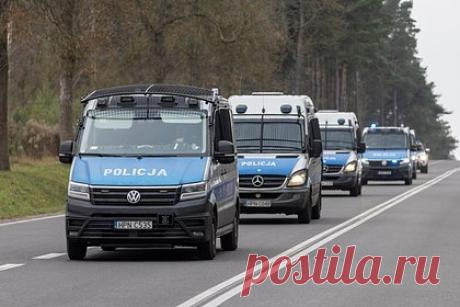 В Польше мужчина с ножом напал на трех украинских беженок. В польском городе Легница мужчина напал на украинских беженок, сообщает газета LCA Facty. По данным издания, в результате происшествия одна из женщин скончалась. Отмечается, что мужчина проник в квартиру, где жили гражданки Украины, чтобы ограбить их. Злоумышленник нанес смертельные ранения 37-летней женщине.