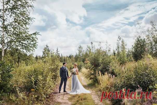 Свадьба Кати и Никиты прошла в загородном комплексе на фоне соснового леса и озера 👍