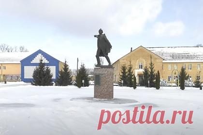 Украинцы демонтировали памятник полководцу Суворову. Украинский институт национальной памяти заставил Национальный военно-исторический музей демонтировать памятник русскому полководцу Александру Суворову в Полтаве. По мнению представителей института, Суворов является «имперским деятелем», входит в «пантеон героев СССР», а потому его нужно заменить на украинских героев.