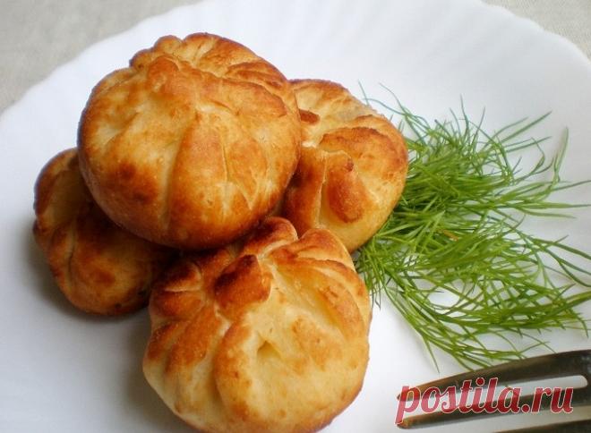 Жареные манты 

 
Ингредиенты для фарша: Мясо — 500 гр Лук — 300-400 гр Соль, специи — по вкусу
Ингредиенты для теста: 1 стакан тёплой воды Мука — 500-600 гр Соль
Рецепт приготовления жареных мант: Сперва нужно сме…