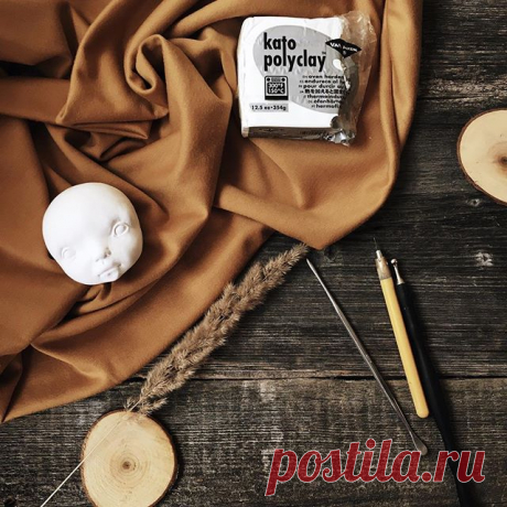 В прямом эфире девочки просили показать Като. Вот, показываю. Супер пластика. Но, как и говорила плывет в руках. Из плюсов: никаких пузырей после запекания! Фактура приятная ! Шкурится, шлифуется идеально! После запекания смахивает на самоотвердевайку, такая же живая поверхность получается, но он очень прочный! Вот слепила вчера головушку. По плану мальчик, но в итоге посмотрю, кто там налепился😂