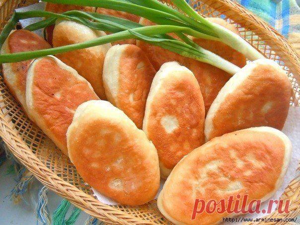 Жареные пирожки с курицей и грибами.