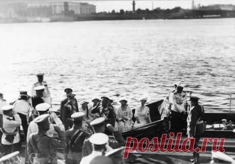 Император Николай 2 и члены императорской фамилии на катере &quot;Петергоф&quot; перед отплытием на императорскую яхту &quot;Штандарт&quot; после окончания чтения манифеста об объявлении войны Германии / История цивилизаций!