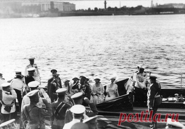 Император Николай 2 и члены императорской фамилии на катере "Петергоф" перед отплытием на императорскую яхту "Штандарт" после окончания чтения манифеста об объявлении войны Германии / История цивилизаций!