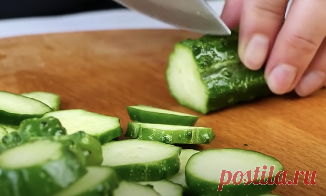 Хрустящий салат из огурцов. Сразу порезали кусочками, останется только достать и съесть
