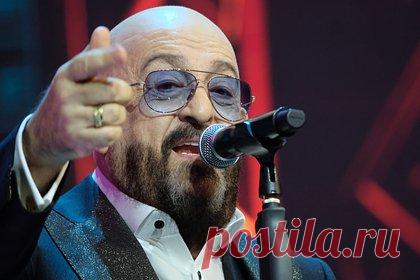 Михаил Шуфутинский получил травму на льду. Эстрадный певец Михаил Шуфутинский рассказал о полученных на льду травмах. 74-летний шансонье заявил, что упал спиной во время катания. «Разбил копчик, потянул мышцу на ноге, есть еще подозрение на проблемы с мениском», — признался Шуфутинский, отметив, что в настоящее время передвигается на кресле-каталке.