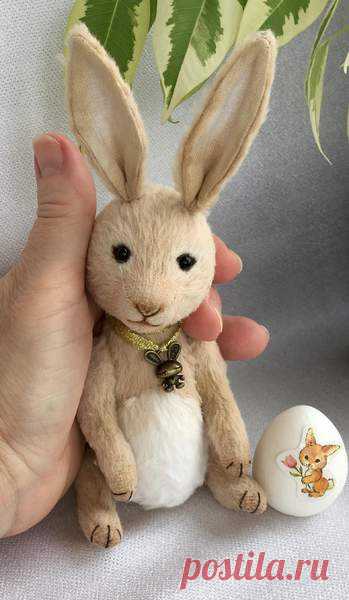 Bunny Rabbit Pete Beige By Elena Kirillova Bunny Rabbit Pete Beige By Elena Kirillova - Bunny - Rabbit Pete Beige Size - 11.5 cm to the ears Sewn by hand from German viscose Shulte and Italian viscose. Glass eyes (Germany). Filling - coniferous sawdust, marble pebbles and 1 sea stone (for weighting). Fastening - 5 cotter pins: Head on a rocking cotter pin.<b...