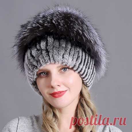 Grey (№1)
Внутренняя часть шапки сделана из трикотажа. Благодаря такой основе шапка не только очень теплая, но и тянется практически на любой размер головы.

• Мех (основа): Натуральный кролик Рекс
• Мех (верхняя часть): Натуральный мех чернобурой лисы
• Материал подкладки: Трикотаж
• Температура: От 0 до -20 градусов
• Цвет: Серый