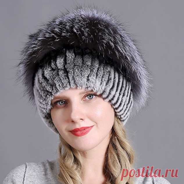 Grey (№1)
Внутренняя часть шапки сделана из трикотажа. Благодаря такой основе шапка не только очень теплая, но и тянется практически на любой размер головы.

• Мех (основа): Натуральный кролик Рекс
• Мех (верхняя часть): Натуральный мех чернобурой лисы
• Материал подкладки: Трикотаж
• Температура: От 0 до -20 градусов
• Цвет: Серый