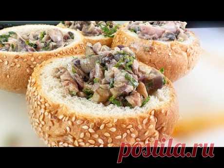 Жульен из курицы и грибов в булочке - сохраняйте скорее рецепт!