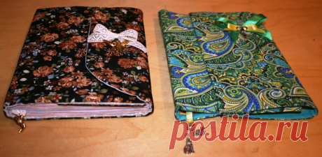 Уютные блокноты в мягкой обложке из натурального хлопка, декорированы нежнейшим кружевом и металлическими подвесками. Содержит 120 страниц с ароматом кофе и ванили, каждая из которых тонирована вручную и частично проштампована. Ищут хозяйку чьи самые сокровенные мысли и планы обязуются бережно хранить)) 
Размер А5 
Возможно ИЗГОТОВЛЕНИЕ На заказ с учетом ваших желаний по дизайну И оформлению, исполнение от 3х до 5 дней