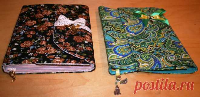 Уютные блокноты в мягкой обложке из натурального хлопка, декорированы нежнейшим кружевом и металлическими подвесками. Содержит 120 страниц с ароматом кофе и ванили, каждая из которых тонирована вручную и частично проштампована. Ищут хозяйку чьи самые сокровенные мысли и планы обязуются бережно хранить)) 
Размер А5 
Возможно ИЗГОТОВЛЕНИЕ На заказ с учетом ваших желаний по дизайну И оформлению, исполнение от 3х до 5 дней