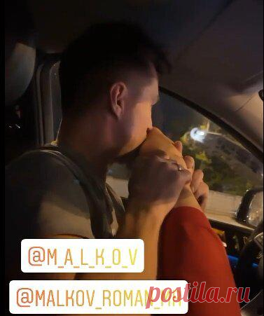 Анастасия Макеева попала в больницу. Роман Макеев-Мальков неплательщик алиментов.
Анастасия Макеева не перестаёт удивлять рублику. То у неё несколько свадебных церемоний, то ей ноги возлюбленный постоянно лобызает, а она ему палец руки облизывает. скрин с инстаграма Романа Малькова скрин с инстаграма Романа Малькова На этот раз певица якобы упала в обморок, а новоиспечённый супружник уколы ей ставит. Потом оказалось, что у певицы кровоизлияние в […]
Читай пост далее на сайте. Жми ⏫ссылку выше