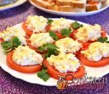 Закуска из помидоров с колбасным сыром и чесноком фото рецепт приготовления