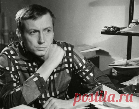Остановись, идя вслепую,
о население Земли!
Замри, летя из кольта, пуля,
и бомба в воздухе, замри!

О человек, чье имя свято,
подняв глаза с молитвой ввысь,
среди распада и разврата
остановись, остановись!

Евгений Евтушенко