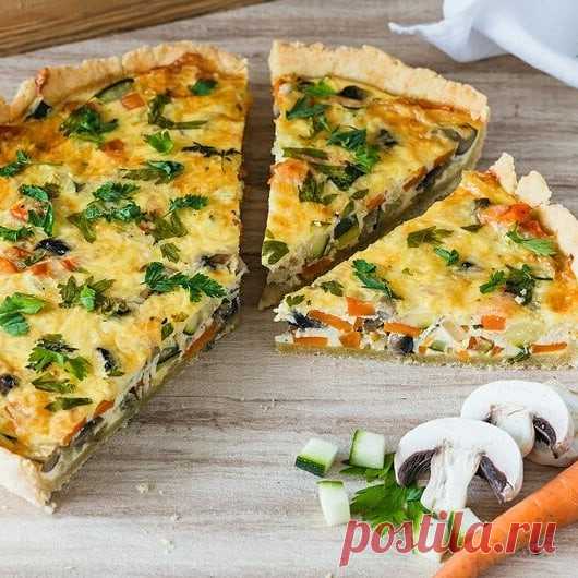 Киш с грибами и овощами Ингредиенты:Для теста:Мука — 250 г Холодное масло — 125 г Яйцо —1 шт. Соль — 1 щепотка Масло —  для формы Мука — для формыДля начинки:Смесь овощей (цукини, морковь, болгарский перец) — 300 г Шампиньоны —...