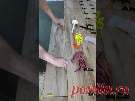 Процесс облицовки пола керамогранитом под ламинат #new #diy #топ