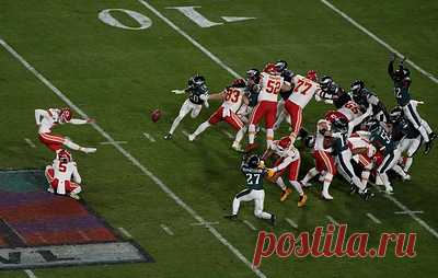 Клуб NFL "Канзас-Сити Чифс" выиграл Супербоул второй раз за четыре сезона. В решающем матче команда обыграла клуб "Филадельфия Иглз"