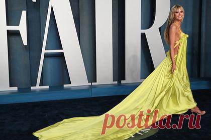 Нелепый наряд 48-летней Хайди Клум на афтепати «Оскара» высмеяли в сети. Немецкая модель, актриса и телеведущая Хайди Клум посетила афтепати кинопремии «Оскар» в ярком наряде и подверглась критике в сети. 48-летняя знаменитость появилась на дорожке вечеринки Vanity Fair в длинном платье на бретелях из атласной ткани желтого цвета, которое оформлено декольте, открытой спиной и шлейфом.