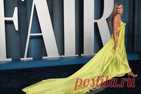 Нелепый наряд 48-летней Хайди Клум на афтепати «Оскара» высмеяли в сети. Немецкая модель, актриса и телеведущая Хайди Клум посетила афтепати кинопремии «Оскар» в ярком наряде и подверглась критике в сети. 48-летняя знаменитость появилась на дорожке вечеринки Vanity Fair в длинном платье на бретелях из атласной ткани желтого цвета, которое оформлено декольте, открытой спиной и шлейфом.