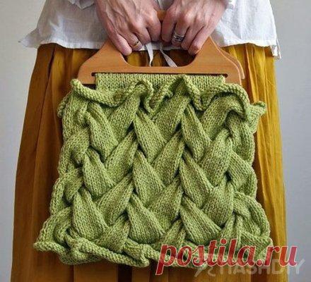 Сумка из «кос» спицами Сумка из «кос» спицамиОригинальная сумка из полотна вязаного спиуами узором 