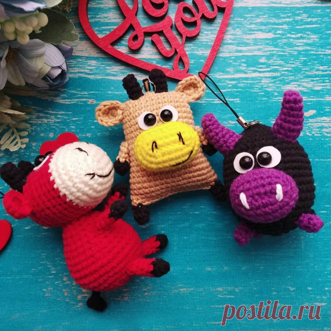 PDF Брелоки коровки и бычки крючком. FREE crochet pattern; Аmigurumi animal patterns. Амигуруми схемы и описания на русском. Вязаные игрушки и поделки своими руками #amimore - корова, коровка, телёнок, бык, маленький бычок.