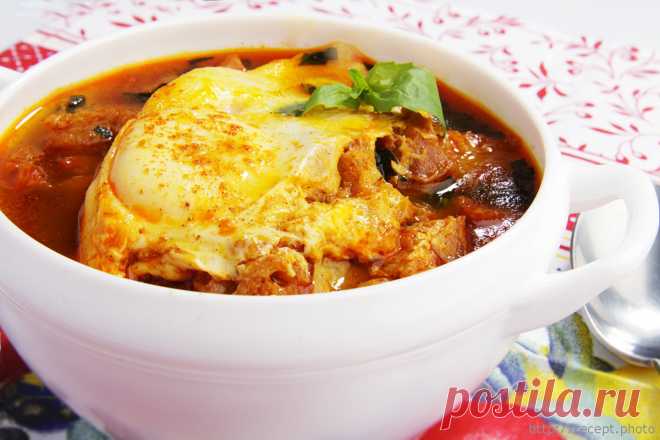 Ароматный и невероятно уютный супчик придется вам по вкусу 

Ингредиенты

6-8 зубчиков чеснока, нарезать ломтиками, как колбаску
80-100 граммов ветчины на ваш вкус
1-2 чайные ложки красной паприки
6 стаканов куриного бульона
2-3 крупных яйца
2 ст. ложки петру…