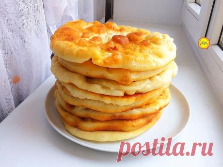 Мягкие вкуснейшие лепешки на сковороде!Подаю со сметаной или вареньем.Обожает вся семья! | В гостях у Аннушки Рецепты | Яндекс Дзен