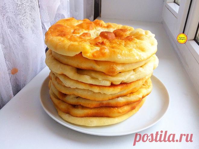 Мягкие вкуснейшие лепешки на сковороде!Подаю со сметаной или вареньем.Обожает вся семья! | В гостях у Аннушки Рецепты | Яндекс Дзен
