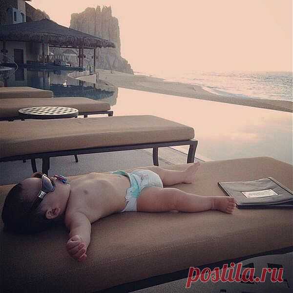 Свою жизнь надо устраивать до тех пор, пока жизнь не начнет устраивать тебя.