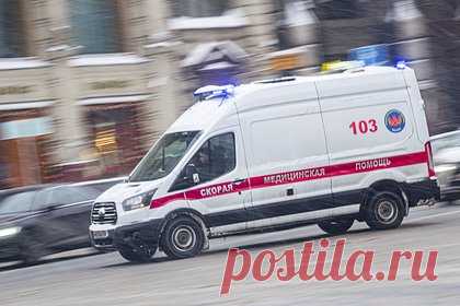 В России четырехлетний ребенок попал в больницу после падения отца на него. В Санкт-Петербурге четырехлетний ребенок попал в больницу после того, как на него упал отец. Инцидент произошел 2 января на перекрестке улиц Федора Абрамова и Михаила Дудина. По предварительной информации, россиянин с сыном на руках переходил дорогу и по неосторожности упал на ребенка.