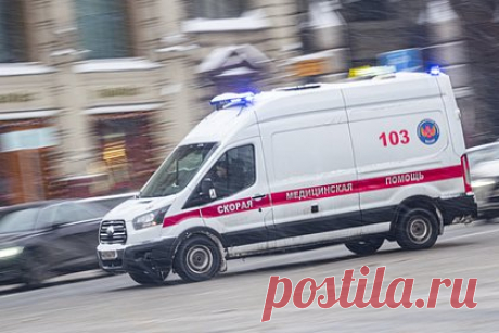 В России четырехлетний ребенок попал в больницу после падения отца на него. В Санкт-Петербурге четырехлетний ребенок попал в больницу после того, как на него упал отец. Инцидент произошел 2 января на перекрестке улиц Федора Абрамова и Михаила Дудина. По предварительной информации, россиянин с сыном на руках переходил дорогу и по неосторожности упал на ребенка.